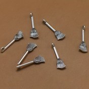 Resim 10 Adet Sihirli Uçan Süpürge Kolye Pandantif, Büyücü Tılsım DIY Kolluk Anahtarlık Aksesuarı, Çeki Dizisi Takılarında Karakteristik, Şık İncili Pendantlar Gotik Tarz Fantastik Mücevher Hafif Asma Stil Dolu Siyah Cadılara Özel Cosplay ve El Yapımı Zarf 