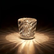 Resim 1 adet Kristal USB Güçlü Masa Lambası, Pil ile Çalışır, Kablosuz, Çizgili Desenli Modern Tasarım, Ayarlanabilir Aydınlatma, Oturma Odası, Yatak Odası, Kahve Dükkanı, Bar, Hediye, Yatak Yanı Lambası için Mükemmel, Yatak Odası, Ofis için K9 Kristal Dekoratif Masa Lambaları, Okula Başlangıç Hediyesi 