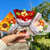 Resim El Yapımı Mini Çiçek Buketleri - "En İyi İstersiniz" Etiketleriyle Renkli Örgü Çiçek Düzenlemeleri, Anneler Günü, Babalar Günü, Mezuniyet, Noel, Cadılar Bayramı ve Daha Fazlası İçin Mükemmel - Ebeveynler, Arkadaşlar ve Sınıf Arkadaşları İçin İdeal Hediye, Festiv Hediye Fikri|Renkli Örgü Çiçekleri|Dayanıklı Örgü Çiçekleri, Mini Çiçek Buketleri 