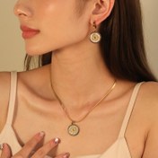 Resim 3 Parça Paslanmaz Çelik Altın Portre Kolye ve Küpe Seti, Davetler, Düğünler, Törenler, Partiler, Tatiller, Konserler, Günlük Kullanım Aksesuarları İçin Uygun, 18K Altın Kaplama, Hipoalerjenik Kolye, Şık ve Lüks Moda Takı 