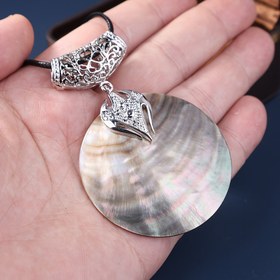 Resim Zarif Koyu Kahverengi Kabuk Kolye, Geometrik Desenli Doğal Yuvarlak Kabuk Mozaiği, Aralık Doğum Taşı, Günlük Giyim İçin Şık Erkek Aksesuarı, Çok Yönlü Moda Takısı, Çiftler, Doğum Günü, Yıldönümü, Söz Hediyesi İçin Mükemmel 