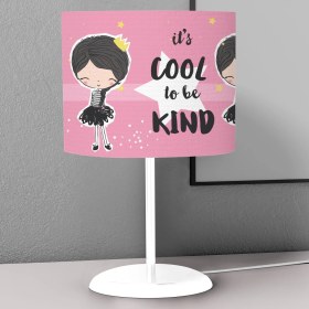 Resim instababyrooms Cool To Be Kind Pembe Desenli Çocuk Odası Dijital Baskılı Çocuk Odası Masaüstü Abajur Avize 