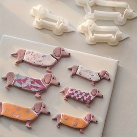 Resim 1 Adet Büyük Köpek Şekilli Polimer Kil Kesici - Giysili ve İfadeli Göz Desenli | DIY Takı Yapımı, Küpeler, Saç Tokaları Pati & Tasmalar İçin Detaylı Dizayn Edilmiş Yuvarlak Kalıp | Polymer Clay, Fimo, Sculpey ile Uyumlu | Başlangıç Seviyeli ve Profesyoneller için Ideal Bohem Tarzı Çorabaskılık Patiklerle Kontrollu Elbise Modelli Hassas Kayma Aleti 