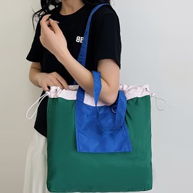 Resim Geometrik Desenli ve Üç Tonlu Tasarımlı Büyük Kapasiteli Naylon Tote Çanta Ayarlanabilir İpli Kapatma ile - Alışveriş, Seyahat, İş, Okul için Dayanıklı Yumuşak Kabuk Çerçeve Sırt Çantası | Modern Aksesuar | Sağlam Sap Yapısı 