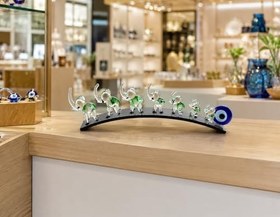 Resim Yeşil Filler Dekoratif Biblo, Füme Plaka Üzerinde, 20cm, Nazar Boncuklu, 7 Fil Figürlü Süs Eşyası 