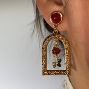Resim Vintage Boho Tarzı Gül Çiçeği Asılı Küpeler - Kırmızı ve Yeşil Emaye ile Altın Ton, İmitasyon İnciler, 925 Gümüş Çiviler - Günlük Kullanım ve Özel Günler için Mükemmel, Günlük Küpeler | Vintage Esinli Küpeler | Gümüş Çiviler 