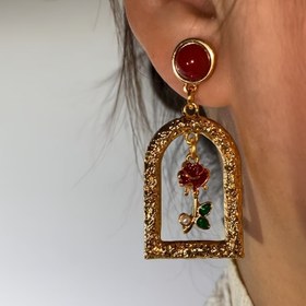 Resim Vintage Boho Tarzı Gül Çiçeği Asılı Küpeler - Kırmızı ve Yeşil Emaye ile Altın Ton, İmitasyon İnciler, 925 Gümüş Çiviler - Günlük Kullanım ve Özel Günler için Mükemmel, Günlük Küpeler | Vintage Esinli Küpeler | Gümüş Çiviler 