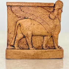 Resim Asur Lamassu Heykeli - Antik Mezopotamya Koruyucu Figür Replikası - Boğa Başlı Kanatlı Lamassu - El Yapımı Mitolojik Dekorasyon 