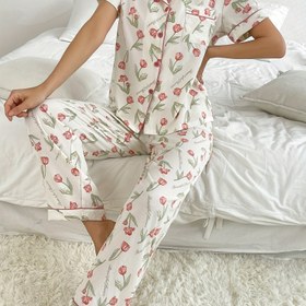 Resim Kadınlar için kontrast cepli çiçekli 2 parçalı pijama. Rahat kısa kollu üst ve elastik bel pantolon 