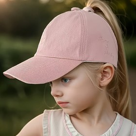 Resim Kızlar için hafif, kenarlı olmayan bir beyzbol şapkası, bahar ve yaz için mükemmel. Bu sevimli güneş şapkası, bir at kuyruğu tasarımı ile güneş koruması sağlar ve çocuklar için günlük etkinlikler, açık hava etkinlikleri, yürüyüş ve bisiklet için uygun olan 5-10 yaş arası çocuklar için uygundur. 
