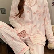 Resim Kadınların sevimli pembe çizgili pijama takımı, bağcıklarla - Rahat uzun kollu, düğmeli üst ve pantolon, bahar/sonbahar için mükemmel, polyester kumaş, rahat giyim|Bağcıklı üst|Konforlu fit, sevimli pijamalar 