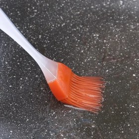 Resim Turuncu Silikon Yağ Fırçası – Çok Amaçlı, Farklı Renk Seçenekleriyle Dayanıklı Mutfak Yardımcısı 