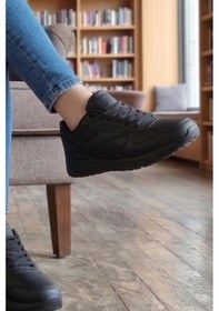 Resim In Step Pure Comfort: Siyah Modern Şehir Ve Yürüyüş Ayakkabısı 