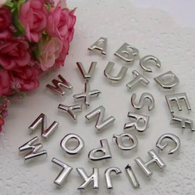 Resim 26 adet gümüş ve altın renkli harf mühürleri ve delikleriyle, tüm 26 harf içeren ayakkabılar, giysiler ve çantalar için, punk tarzı, 15 mm ölçüsünde. 
