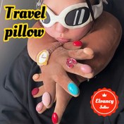 Resim Yaratıcı seyahat yastığı, ultra yumuşak ve saran uçak yastığı, uzun uçuşlar, tren yolculukları veya araba gezileri için ideal. Sevimli kol sarım tasarımıyla taşıması kolay 
