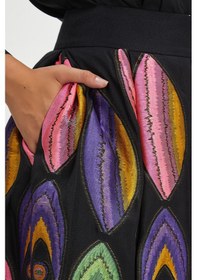 Resim Kadın Desenli Midi Boy Etek - Canlı Renkli İşlemelerle Özel Gün Ve Günlük Kombinler İçin Şık Tasarım Siyah 