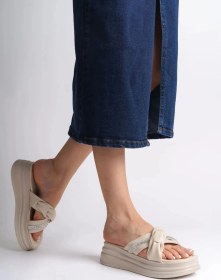 Resim Clara Düz Topuklu Kurdele Desenli Taşlı Kalın Ve Ortopedik Taban Kadın Terlik Ckt - Krem Krem 