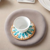 Resim Bir Esansiyel El Yapımı Rattan Coasters Kabuk Şeklinde - Isıya Dayanıklı Seramik İçerikleri ile Bardaklar, Kupalar ve Servis Tencereleri için Uygun. 