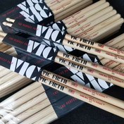 Resim 5A/7A Klasik Amerikan Akçaağaç Çubuklar - "Çubuklar Asla Ölmez" Oymalı Tasarım, Dayanıklı Beyaz Kaplama ve Gelişmiş Ses Kalitesi ile Profesyonel Caz & Rock Davul Çubukları - Başlangıç Seviyesi İçin İdeal, Davulculara Hediye (Perküsyon Aksesuarları) 