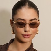 Resim Kadınlar için Kare Moda Gözlükleri Altın Detaylı - Sokak Stili ve Yaz Modası için Mükemmel Kahverengi Çerçeve, Dayanıklı PC Lensler, Rahat Uygunluk, Moda Gözlükler, Modern Gözlükler, Metalik Detaylar 