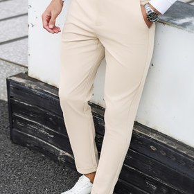 Resim Erkekler için Dar Kesim Günlük Pantolon, Eğik Cepli, Kırışmaz Kumaş, Bej Düz Renk, Düz Bel Bandı, Çok Yönlü Stil, Her Mevsime Uygun, Minimalist Tasarım, Pürüzsüz Dokulu 