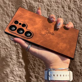 Resim Faux koyun derisi ve faux deriden üretilen retro kılıf, Samsung Galaxy S25, S24, S23, S22 Plus, Ultra, FE, A54, A55, A56, A16 ve A36 için tasarlanmış, kamerayı yumuşak şok geçirmez koruma sunan ve geyik başlıklı bir tasarıma sahiptir. 