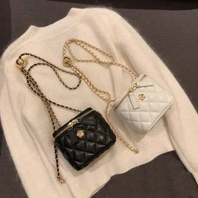 Resim Kamelya Kapitone Zincirli Mini Çanta – Kışlık Şık ve Trendy Omuz/Çapraz Askılı El Çantası, Zincir Kayışlı Desenli, Kadınlar İçin Mükemmel Kış Modası 