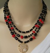 Resim maycollection Gold Zirkon Taşlı Uçlu Siyah Oniks Akik Doğaltaş Ve Kırmızı Mercan Doğaltaş Tasarım Üçlü Kolye 