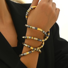 Resim Kadınlar için şekillendirilebilir çeşitli formlara sahip minimal, esnek bir bilezik. 