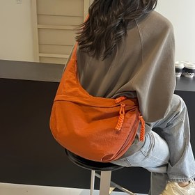 Resim Şık ve konforlu bayan çantası. Geniş kapasiteli, akıcı tasarımıyla güzelleştirilmiş, 3 fermuarlı ve çok fonksiyonlu, çeşitli durumlar için uygun, hafif seyahat çantası 