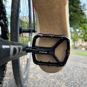 Resim Heugers M608 Alüminyum Mtb Trial ve Yol Bisikleti Pedalı - Kaymaz Pimli, Hafif ve Dayanıklı Şehir Içi Uyumlu 