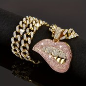 Resim Kadınlar için Pembe Rhinestones Kırmızı Dudak Küba Kolye - Hip Hop Punk Tarzı 18K Altın Kaplama Parti Takıları, Parlayan Kırmızı Dudak Kolye, Noel Tatil Seyahat Aksesuarı, Günlük Giyim ve Özel Günler İçin, Yıl Boyu Şık Hediye, Şenlik Takıları, Dekoratif Parça, Yüksek Kaliteli Kaplama, Moda Aksesuarı, Moda Severler, En İyi Noel İçin, Mükemmel Şükran Günü İçin, Cadılar Bayramı İçin, Yıl Boyu Moda, Yeni Tarz Moda, Parti Aksesuarı, Kış Modası, Günlük Giyinmek İçin 