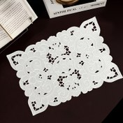 Resim 1 adet/2 adet/4 adet Şık Çiçekli Dantel Masa Örtüleri - Düğünler, Partiler, Anneler Günü ve Babalar Günü için Isıya Dayanıklı Yeniden Kullanılabilir Polyester Masa Matları - Vintage Masa Dekoru, Sadece Elde Yıkama 