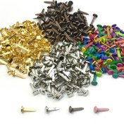Resim 100 Paket Çeşit Renkli Metal Çiviler, İron Malzeme Çift Nokta Yuvarlak Bağlayıcılar İnce Kağıt, Selamlar, Scrapbook, El Sanatları, DIY Dekorasyonlar, Yaratıcı Metal El Sanatları Malzemeleri 