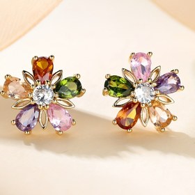 Resim Çekici ve canlı, kadınlar için benzersiz ve yaratıcı bir tasarıma sahip beş yapraklı çiçek şeklinde zirkonya küpeler. 