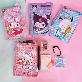 Resim Rastgele 1 adet Sanrio Hello Kitty, Kurumi, Pacha Köpek ve diğer aileler etkinlikler ve partiler için sürpriz hediyeler olarak rastgele gönderilir. Kör çantalar içinde çizgi film tatil sürprizleri. Yaratıcı şanslı çanta sürprizi. KT kedi Kurumi Pacha köpek aktivite parti cihazı doğum günü hediyesi 