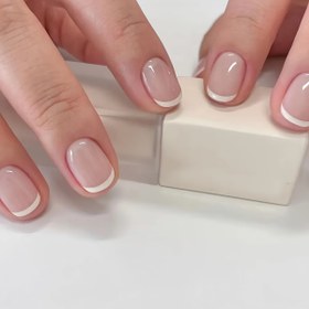 Resim 24 Parça Parlak Nude Fransız Ucu Yapıştırma Tırnaklar, Kısa Önceden Tasarlanmış Sahte Tırnaklar, Kadınlar ve Kızlar İçin Minimalist Nude Beyaz Uçlu Sahte Tırnak Seti 