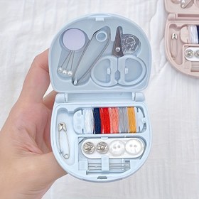 Resim 1 adet Kompakt Taşınabilir Mini Dikiş Kiti - Makas, Düğmeler, İplik, İğneler ve Güvenlik İğneleri ile - Hızlı Tamirler, Kumaş İşleri ve Kendin Yap Projeleri için Mavi Plastik Seyahat Dikiş Seti - Tüm Mevsimler, Dikiş Malzemeleri ve Aksesuarlar için İdeal 