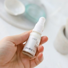 Resim Grace: Aydınlatıcı ve Kırışıklık Karşıtı Göz Çevresi Bakım Kremi, %100Doğal & Temiz İçerik, Roza Dostu 