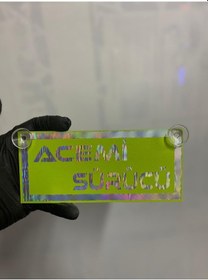 Resim Yeşil Renk Üzeri Hologram Renk Acemi Sürücü Yazılı Vantuzlu Cam Süsü 