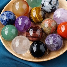 Resim Yedi Yıldız Feng Shui'li Doğal Kristal Top Dekorasyonları, Ametist, Pembe Kristal, Sitrin ve Lapis Lazuli İçerir. 