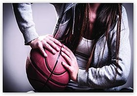 Resim Ahşap Tablo Kadın Elinde Basketbol Topu 
