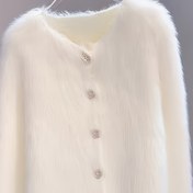 Resim Kadınların Zarif Beyaz Sahte Tüylü Kardigan - Yumuşak Peluş Kısa Ceket, Düğme Önü, Yuvarlak Yaka ve Uzun Kollu, Esnek Yüksek Kaliteli Kumaş, Bahar/Sonbahar Katmanlama, Şık Ofisden Rahat Kıyafetlere, Kardigan, Sonbahar Katmanlama Parçası, Sophistike Stil, Dayanıklı Yapı, Şık Dış Giyim, Moda Severler, Bahar Modası, Rahat Malzeme, Moda Bilinci Kadınlar 