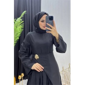 Resim Neşeli Butik Kadın Siyah Broş Detaylı Drapeli Tam Boy Tesettür Elbise 