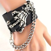 Resim Erkekler ve kadınlar için eski gotik el zinciri aksesuarı olan saç tokası Zincir Detaylı Gotik Punk Tarzı Kafatası Geniş Kol Bileziği, Cürufla Süslenmiş, Cinsiyetsiz PU Deri Bileklik 