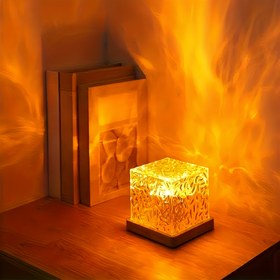 Resim Bir dekoratif gece lambası, yatak odaları, oturma odaları veya yatak başı masaları için tasarlanmış, bir su dalgası etkisi oluşturan, USB güçlendirici ile çalışır. Bu lamba barlar ve restoranlar için mükemmel bir seçimdir, sevgililer günü veya Noel için arkadaşlara hediye olarak idealdir. 