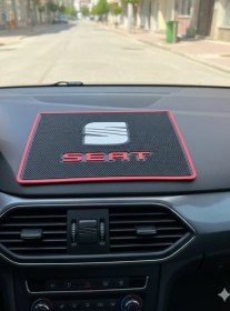 Resim Seat Logolu Torpido Üstü Kaydırmaz Ped / Şık Ve Fonksiyonel Araç Içi Aksesuar Siyah 