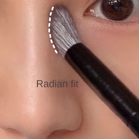 Resim Eğik Burun Kontur ve Aydınlatma Fırçası - Hipoalerjenik, Hassas Göz Karıştırma ve Gizleme için Yumuşak Sentetik Kıllar, ABS Plastik Sap, Kokusuz, Normal Cilt Tipleri için İdeal, Makyaj Fırçaları için Burun 