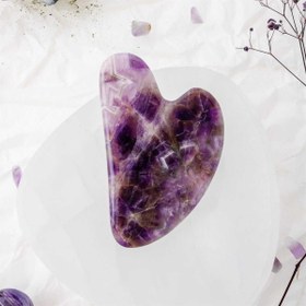 Resim Ametist Taşı Gua Sha Yüz Masaj Taşı Kalpli 