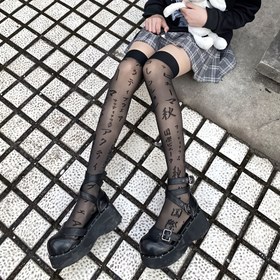 Resim Kadınlar İçin Japon Tarzı Diz Üstü Çorap - Siyah Dantel Detaylı ve Sanatsal Yazılı Desenli, Esnek Rahat Kesim, Moda Aksesuarı, Şık Çorap Koleksiyoncuları için Yumuşak Malzeme, Benzersiz Desenler, Japonya İlhamlı Tasarım 